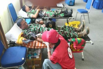 Koramil Tiom donor darah pada HUT Korpri Lanny Jaya
