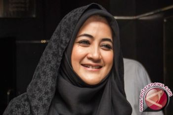 Umi Pipik Ceramah di Masjid Terapung Karimun