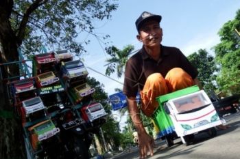 Limbah Kayu Bangunan Disulap Jadi Mainan 