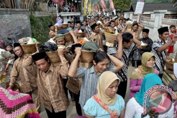 Kirab Tumpeng Warnai Sadranan Warga Temanggung