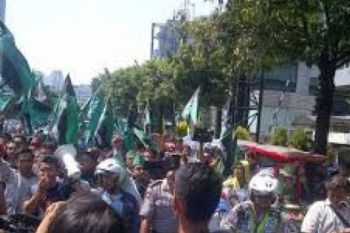 Massa HMI Berhenti Blokir Jalan Pekanbaru