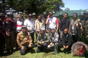 Prajurit Kodim dampingi tim kesehatan ke Mbua 
