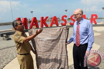 Dubes Australia hadiahkan Pemkot Makassar batik Yirrkala 
