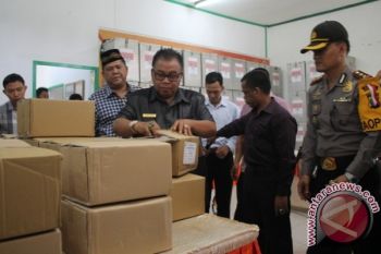 Bupati Sukamara Buka Box Surat Suara Pilgub Kalteng