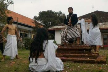 Seniman Magelang Performa "Kursi" Jelang Pilkada