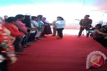 Puan serahkan KKS KIS kepada warga Manado 