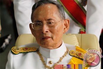 Rakyat Thailand Rayakan HUT Raja Bhumibol Adulyadej