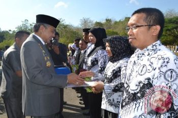 Gubernur  Pimpin Upacara Hari PU Dan Guru