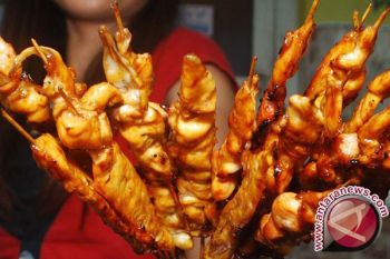 Sate ayam diserbu pengunjung bazar IWC Sofia