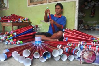 Pengrajin trompet jelang tahun baru kejar produksi