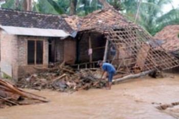 Banjir Bandang Terjang Puluhan Rumah di Kudus