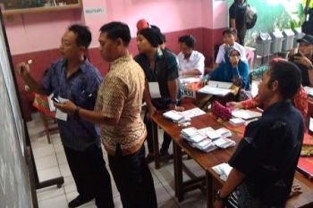Calon Petahana Menang di TPS Sendiri