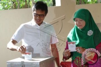 Cagub Irwan Mencoblos di PS 4 Padangbesi