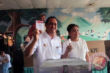 Penjabat Wali  Kota Manado mencoblos di Wanea 