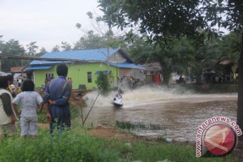 Atraksi Jet Ski hibur warga Penukal Abab