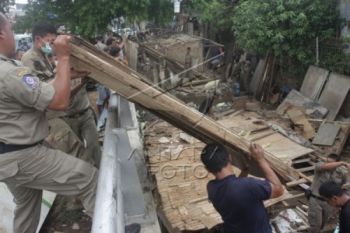 Penghuni Bantaran Kali Pepe dan Anyar Direlokasi