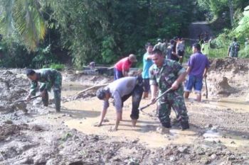 Aparat-Warga Singkirkan Longsoran Tanah