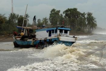 Gelombang Tinggi, Nelayan Berhenti Melaut