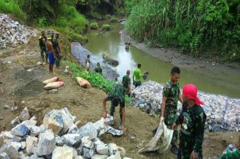 Satgas 431 benahi jalan longsor di pertigaan kampung