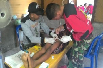 Yonif 753 gelar sunatan massal