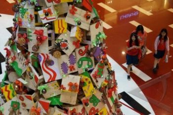 Pohon Natal dari Tampah dan Kukusan