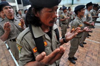   Banser Jaga Gereja Saat Natal