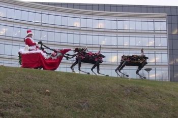 Robot Rusa Bantu Sinterklas saat Natal