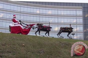 Robot Rusa Bantu Sinterklas Saat Natal