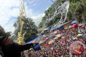 Ribuan Warga Berebut Air Jamasan Kiai Pradah
