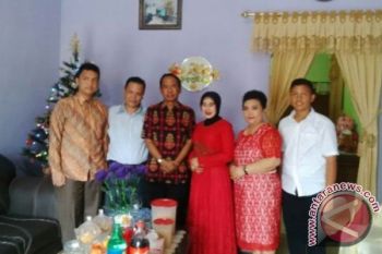 Bupati Kobar Kunjungi Pejabat Rayakan Natal