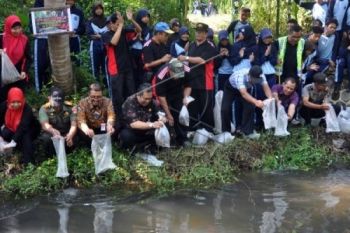 Pelajar Tebar Benih Ikan di Sungai Progo