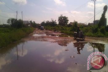 Ruas Jalan Lingkar Selatan Sampit Rusak Akibat Kendaraan Berat