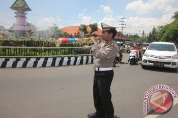 Polisi Kediri Gunakan Terompet Atur Lalu Lintas      