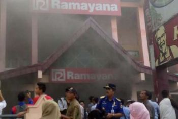 Polisi Terjunkan Personil Lokalisir Area Kebakaran Ramayana