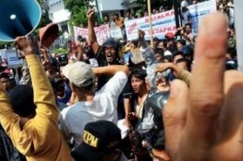  Ratusan Warga Purbayasa Mendemo Pabrik Pengolahan Kayu