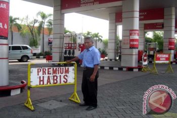Warga Jember Antre SPBU Saat BBM Turun