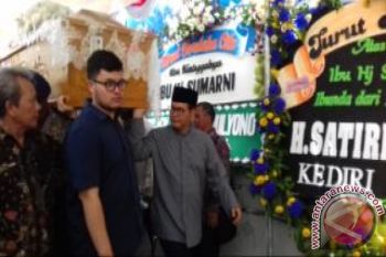 Sejumlah pejabat negara hadiri pemakaman ibu Pramono