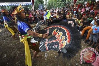 Pertunjukan kuda lumping meriahkan syukuran desa Lutim 