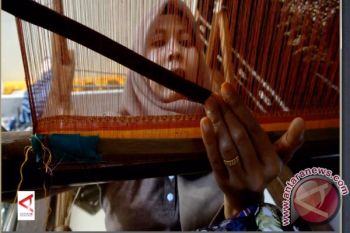 Kerajinan tenun songket dikembangkan di Desa Keban Agung OKU