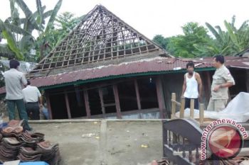 Korban luapan Sungai Lematang peroleh bantuan sembako 