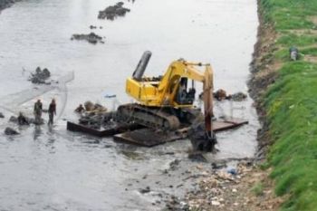 Antisipasi Banjir Bandang, Material Longsoran di Sungai Cijalu Dikeruk