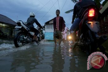Ruas jalan Sarolangun amblas dan tergenang banjir