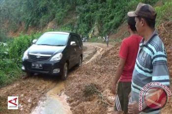Jalan Menuju Sangir Jujuan Kembali Tertimbun Longsor