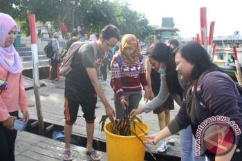 Mahasiswa STKIP PGRI "Serbu" Pasar Terapung  