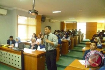 Kacab Bank Panin Makassar Kuliahi Mahasiswa STIE Nobel