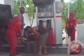 Pelangsir BBM Terang-terangan Gunakan Jerigen Beli di SPBU 