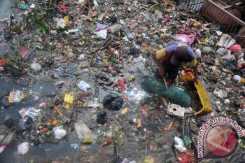 Penumpukan sampah anak sungai 