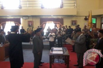 Dua Anggota Baru DPRD Lampung Timur Dilantik