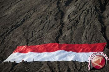 Ratusan Aremania-TNI bentangkan bendera "Raksasa" jelang pertandingan