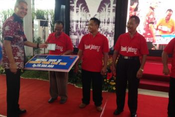 Pedagang Pasar Johar Terima Bantuan Bank Jateng